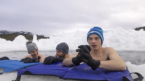 春は間近？ユーコンの凍った湖で寒中水泳！