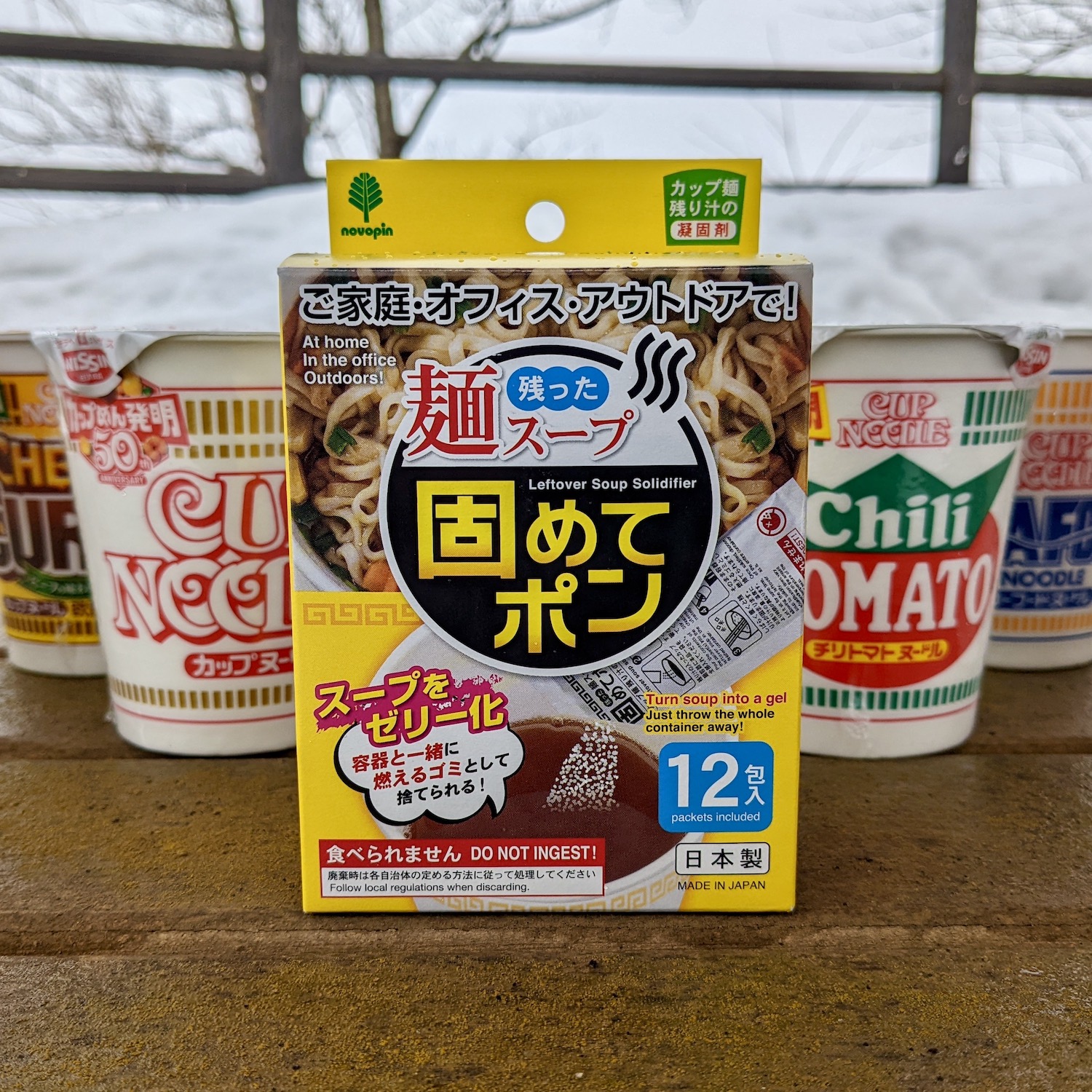 紀陽除虫菊「残った麺スープ固めてポン」とカップ麺が置かれている