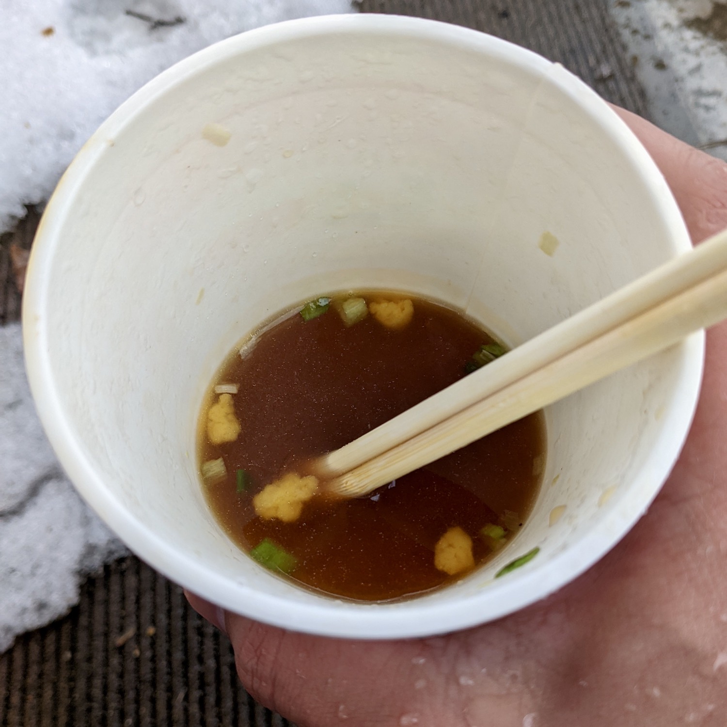 カップ麺の容器に残ったスープ