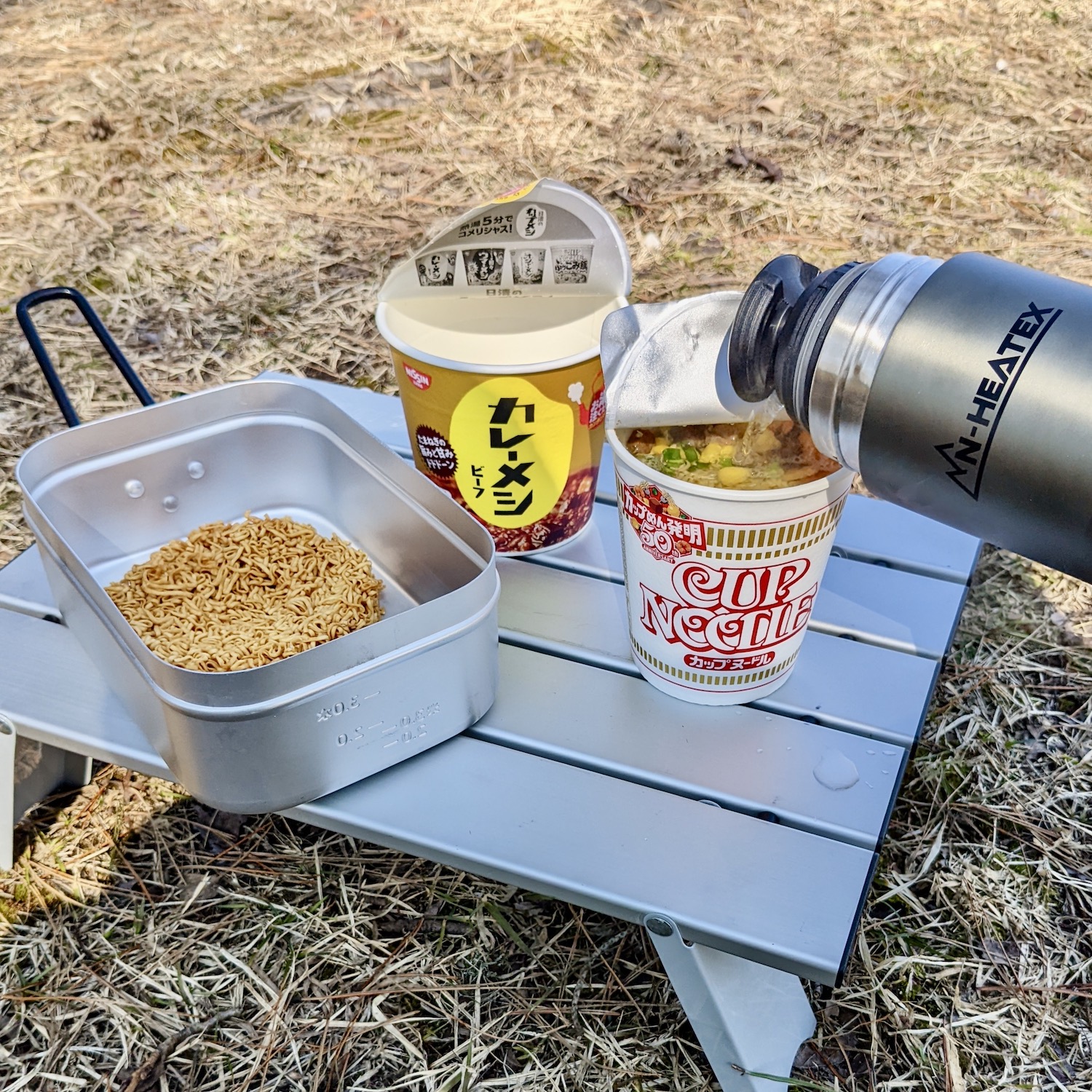 カップヌードル・チキンラーメン・カレーメシを作っている。