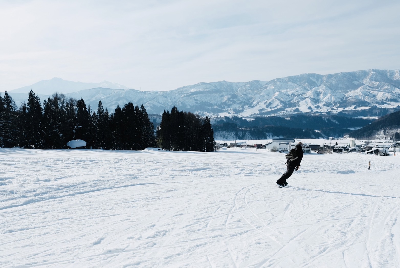 野沢温泉スキー場でスノーボードを楽しむ