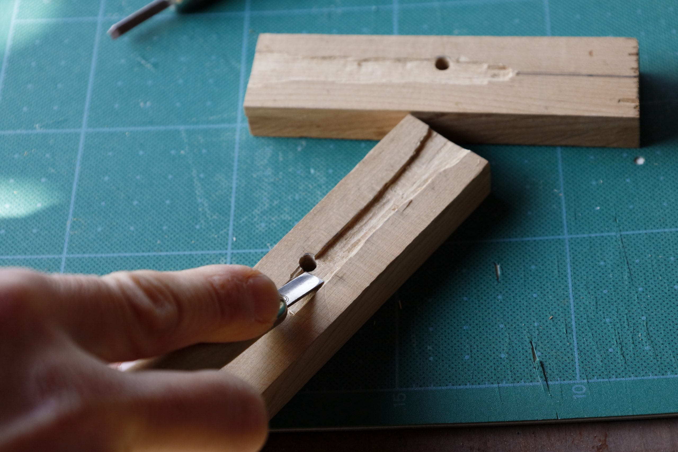 木材と彫刻刀、木材は少しずつ削っていく