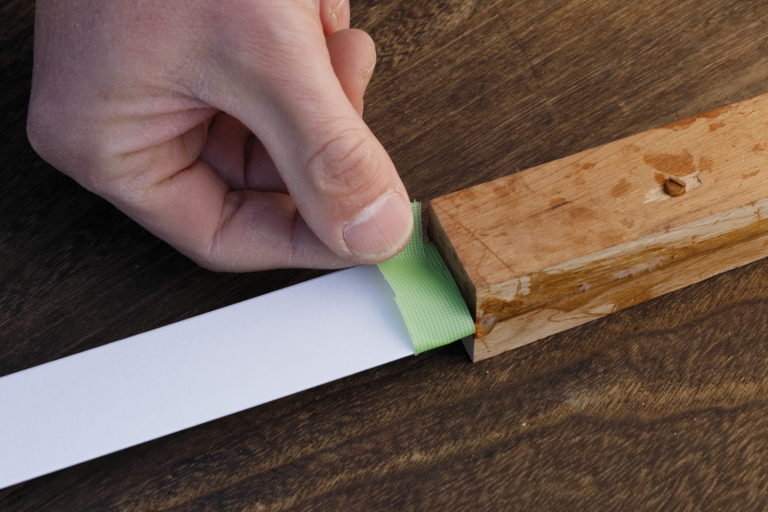 木材に厚紙を貼りつける
