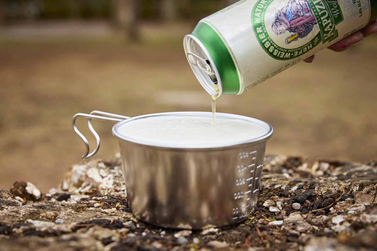 缶ビールを酒乱カップに注いだところ。