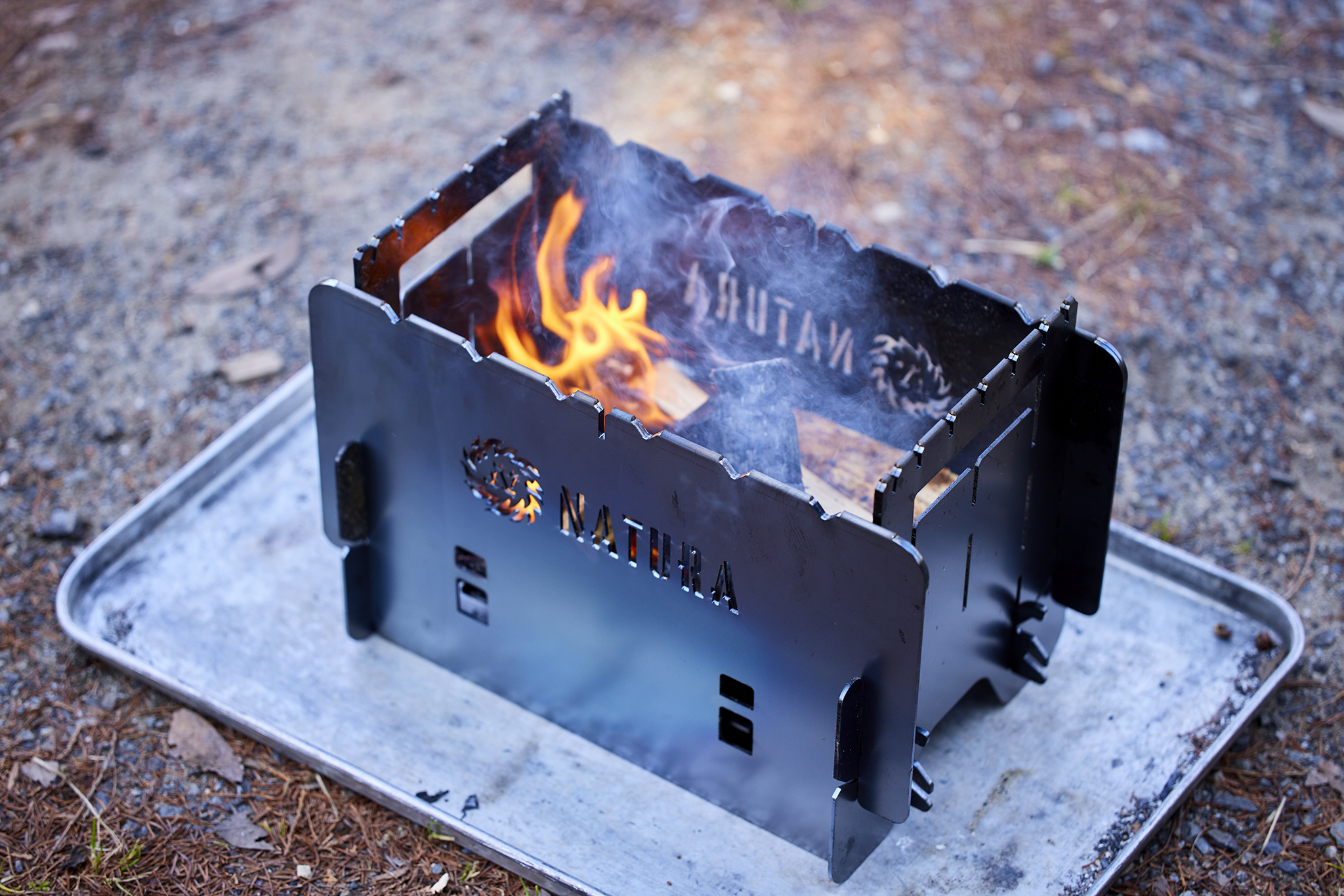 焚き火台の両ウイングを閉じて火を燃やしている。