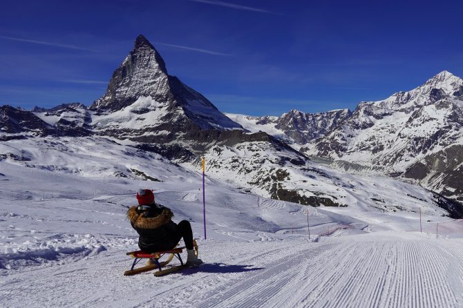 ソリに乗りマッターホルンの絶景の中を爽快に滑走