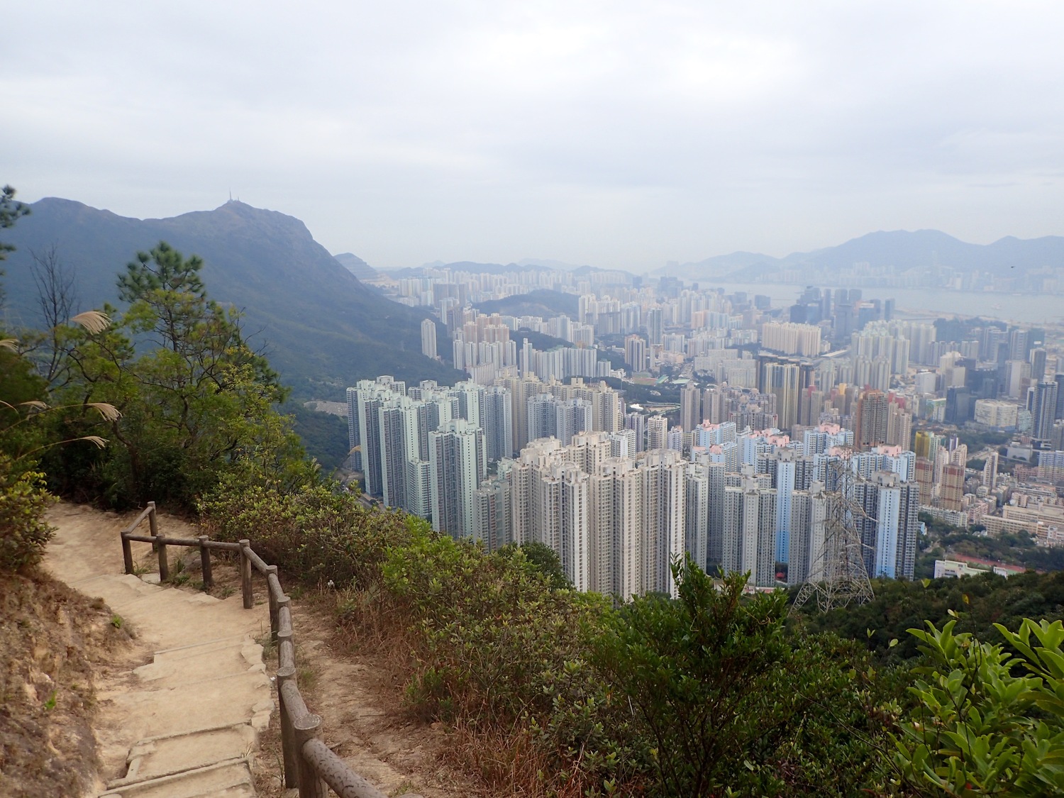 トレイルから香港の町を見下ろす