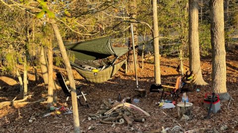 「ヘネシーハンモック」で冬のハンモックキャンプ、－2度Cの夜に耐えられる？　ベテランキャンパーに防寒対策を聞いてみた！