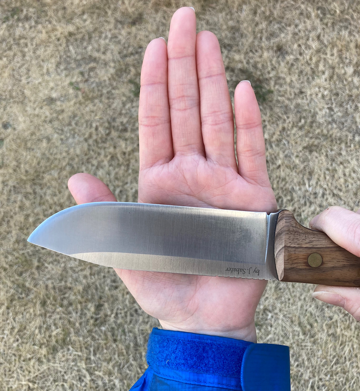 刃が手のひらから、はみ出しているナイフ