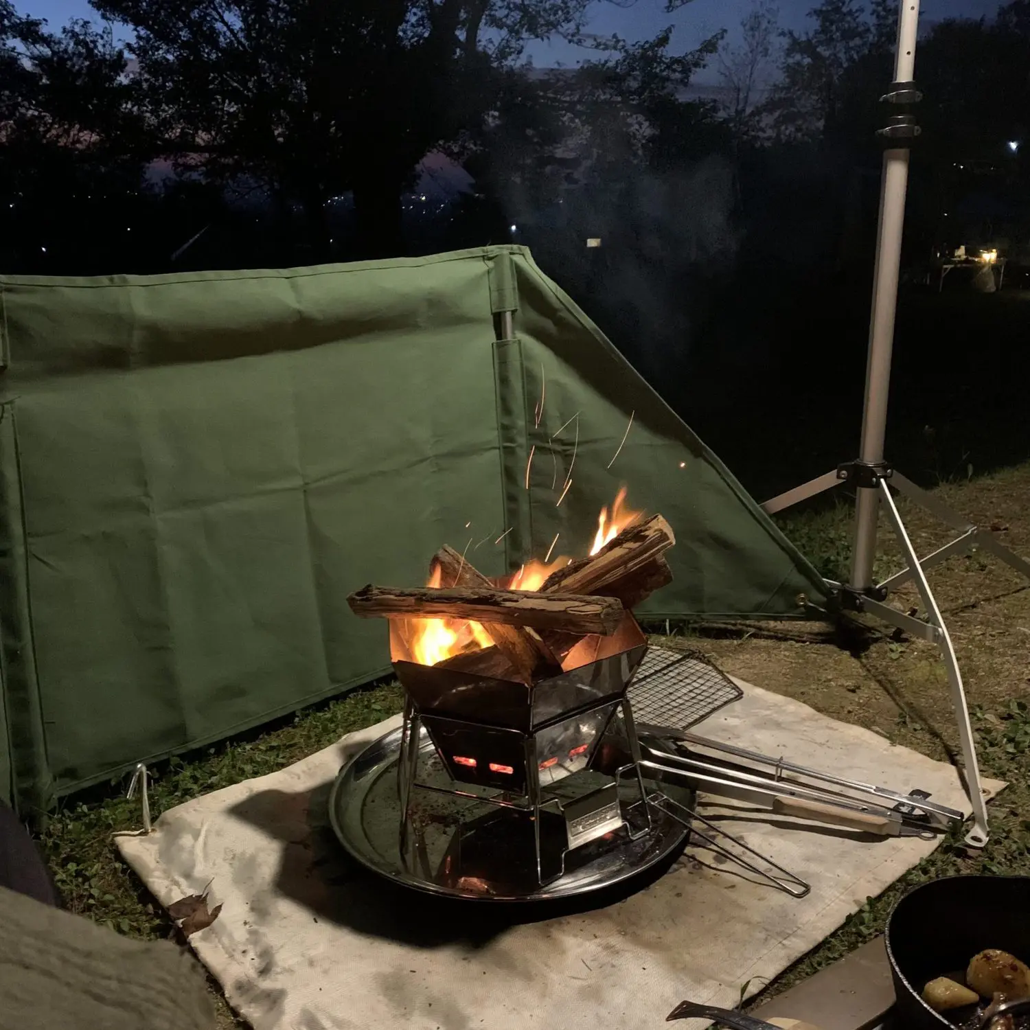 焚き火陣幕 使ってる 風よけ 煙対策 メリットと活用方法を徹底解説 焚き火 火おこし道具 Be Pal キャンプ アウトドア 自然派生活の情報源ビーパル