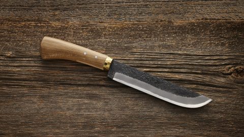 13,900円というお得な価格で、土佐伝統の自由鍛造の剣鉈をどうぞ。モダンな木製鞘付き！