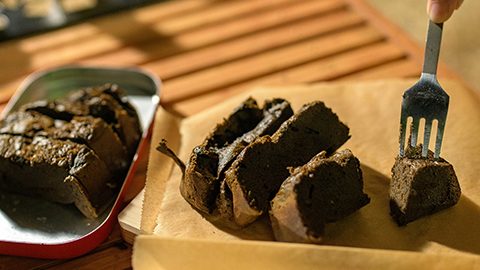 メスティンでスイーツ作り！「ほうじ茶」を使った極上＆簡単ショコラパウンドケーキ