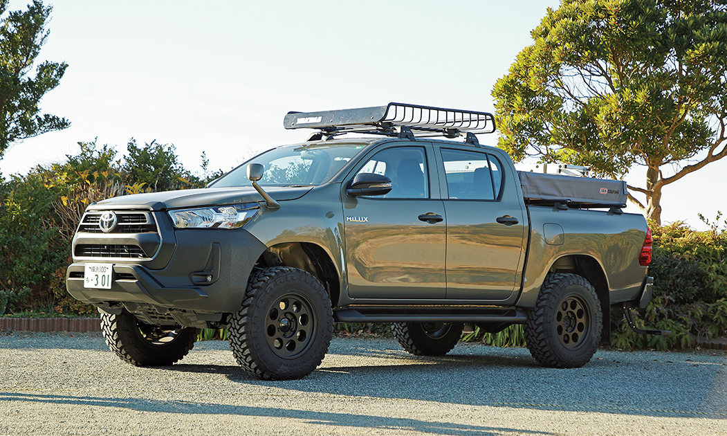 ルーフテント付きのハイラックスで女性ふたりのキャンプツーリング