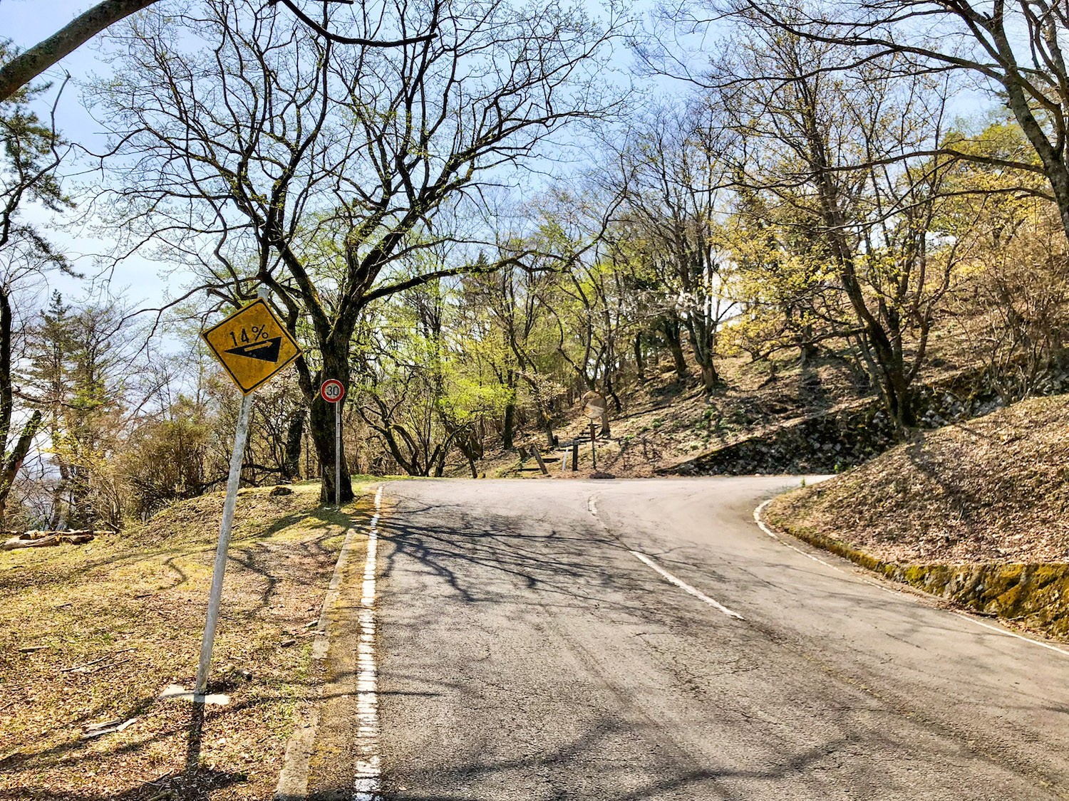 足柄万葉公園手前の14％勾配看板。