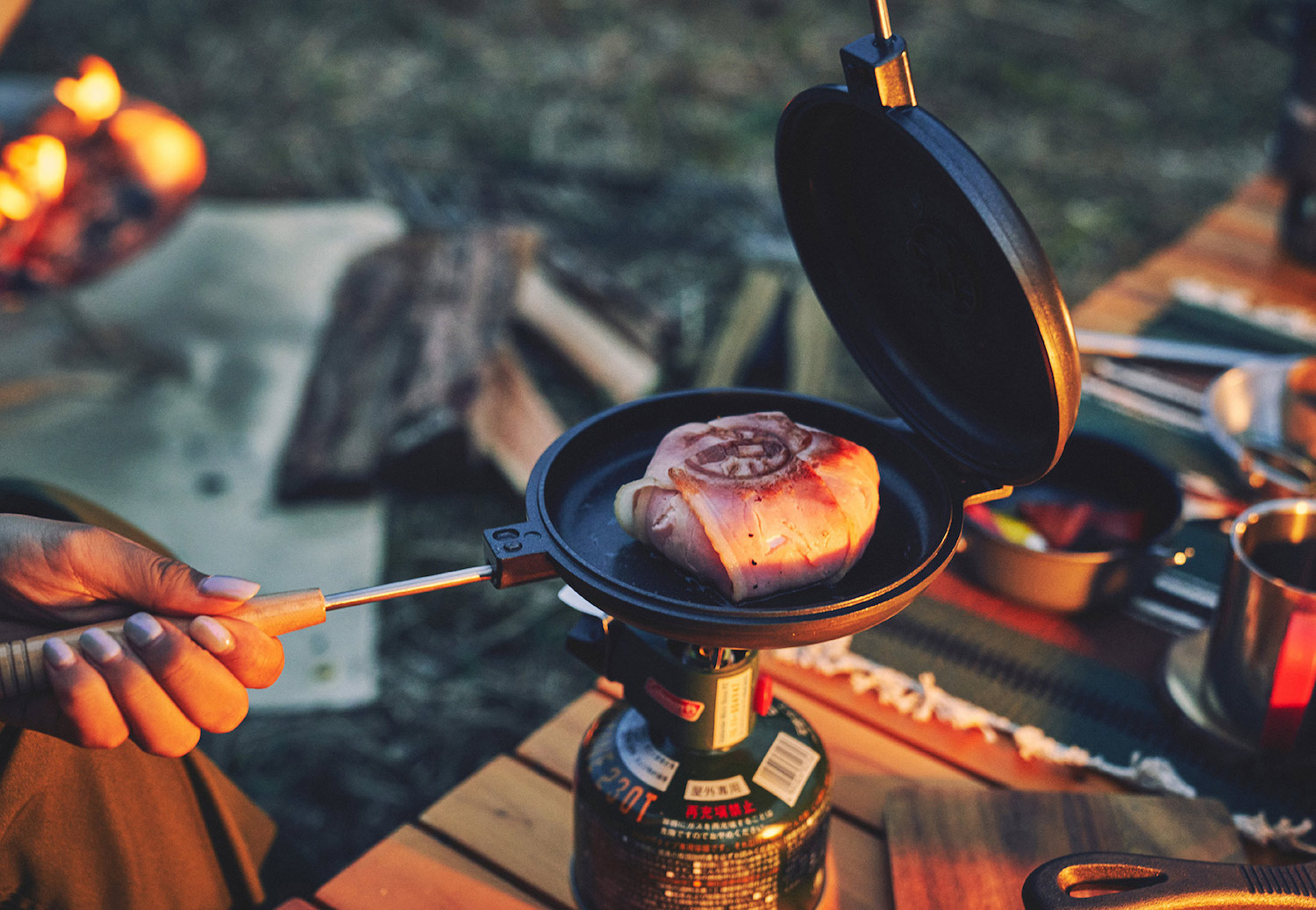 キャンプで多彩な料理が楽しめる コールマン ダブルパンクッカー 登場 調理器具 食器 Be Pal キャンプ アウトドア 自然派生活の情報源ビーパル