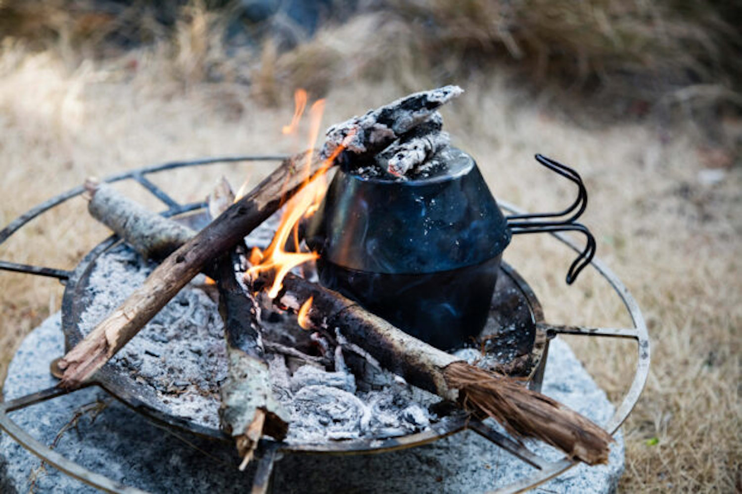 キャンプや焚き火で長く愛用したい！TAKIBISMの「鉄鋺」シェラカップ 