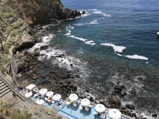 海水温泉、蒸気調理、泥パック…ワイルドすぎるイタリアの天然温泉でアウトドア遊び