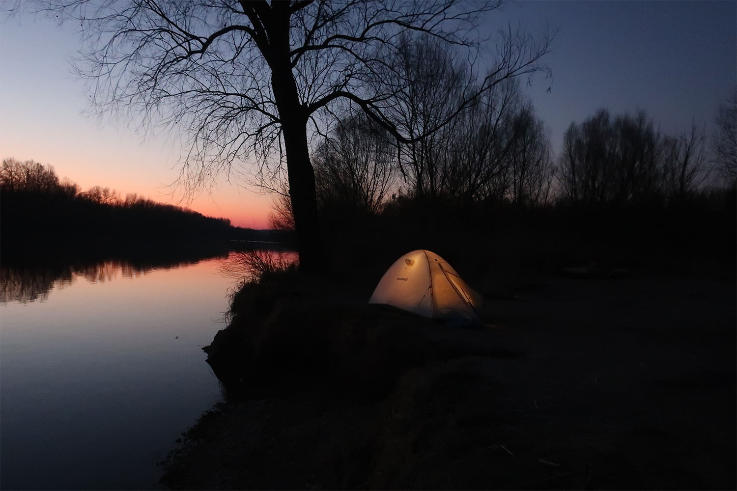 ドナウ川と、私のテント