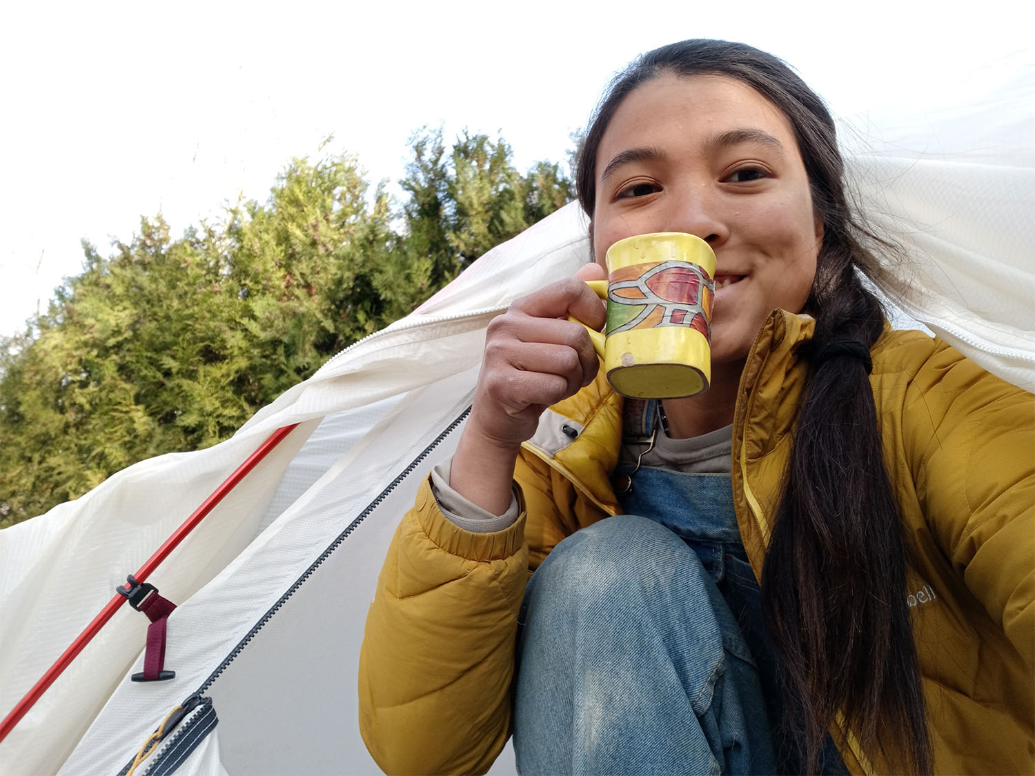 カヤッククラブのお兄さんが差し入れしてくれたコーヒーをいただく私