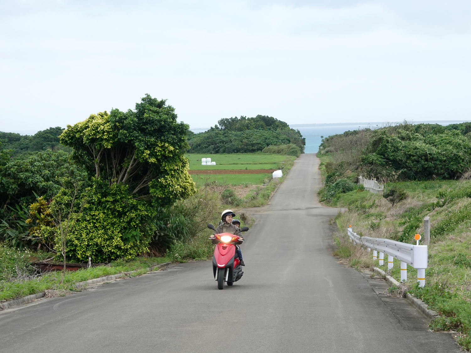 港から上る急勾配の道。竹富島が後ろに見えます。