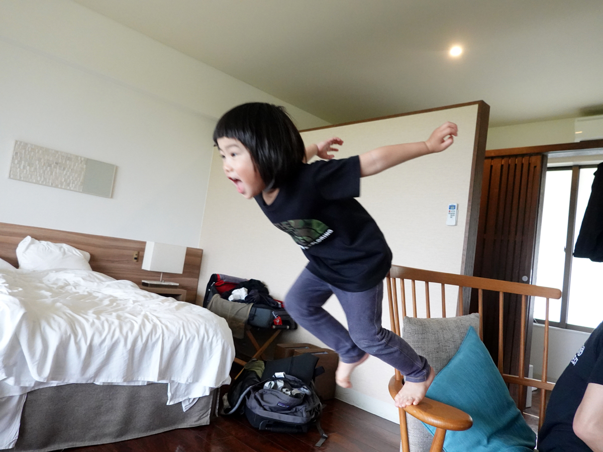 部屋で遊ぶ子ども