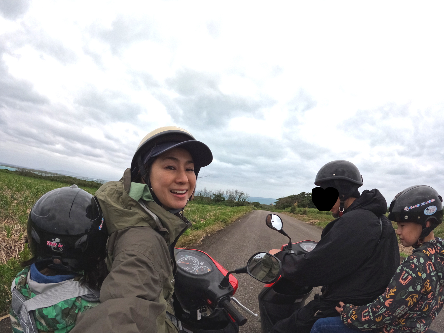 ２台のバイクで走った親子４人の記念写真