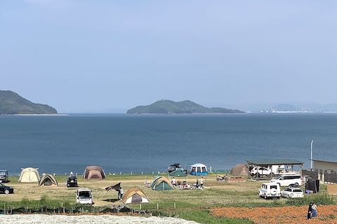 海のそばのキャンプ場
