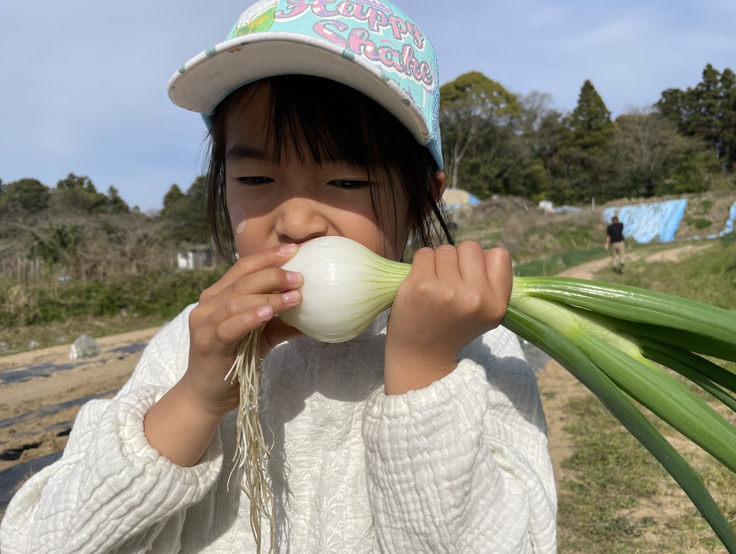 玉ねぎをかじる子供