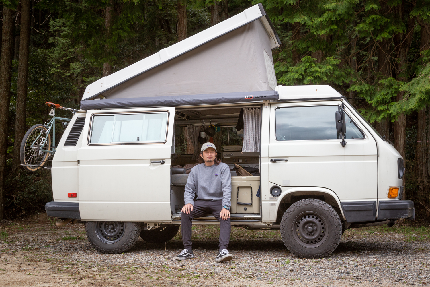 ヨガインストラクターの西川順喜さんと愛車のヴァナゴン