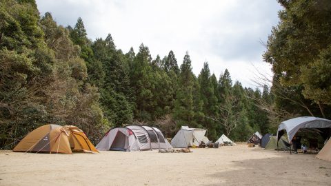愛知県岡崎市。ほぼ携帯の電波が届かない山林に、貸し切り型の素敵なキャンプ場が誕生した