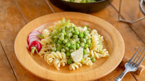 スキレットひとつで作れる！”春の豆”がたっぷり食べられる『えんどう豆のショートパスタ』