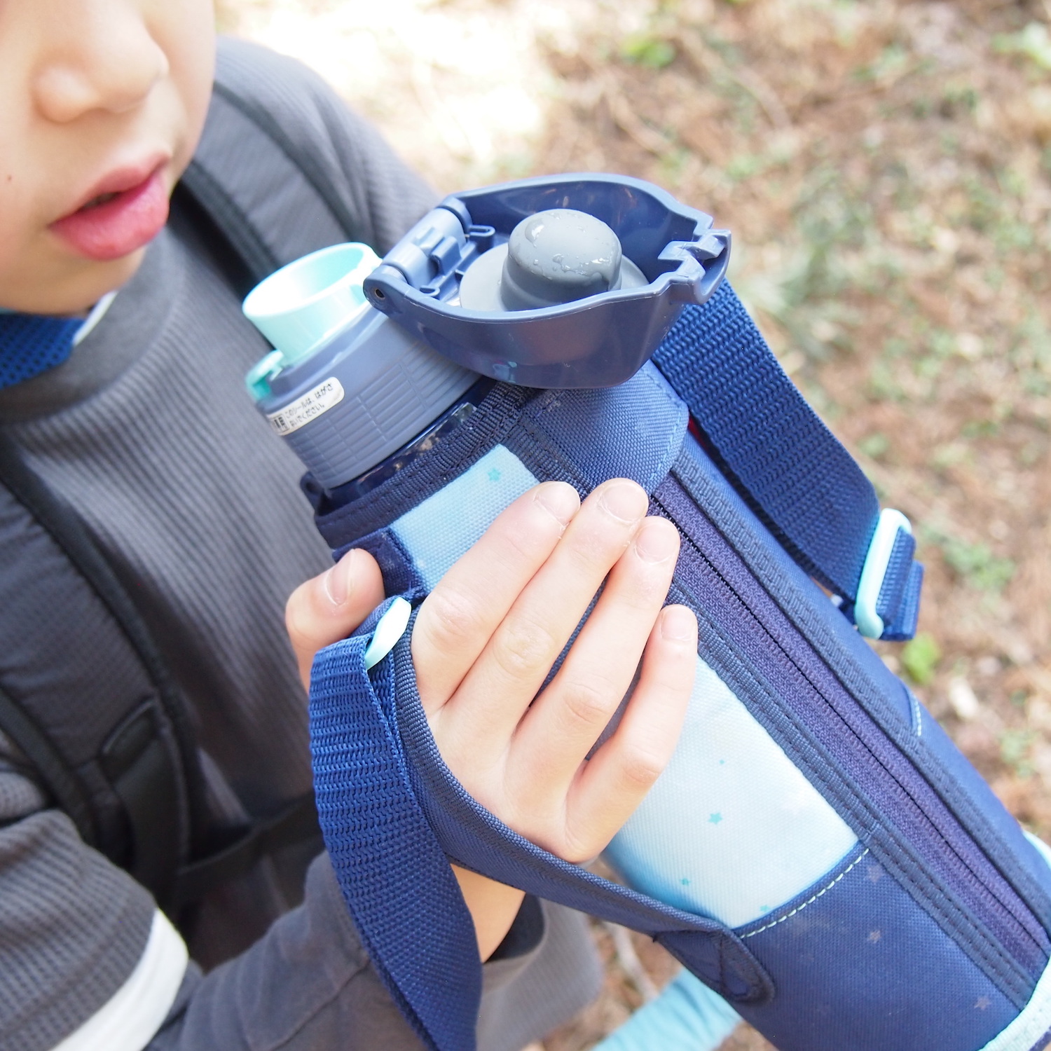 子どもが水分補給をしている