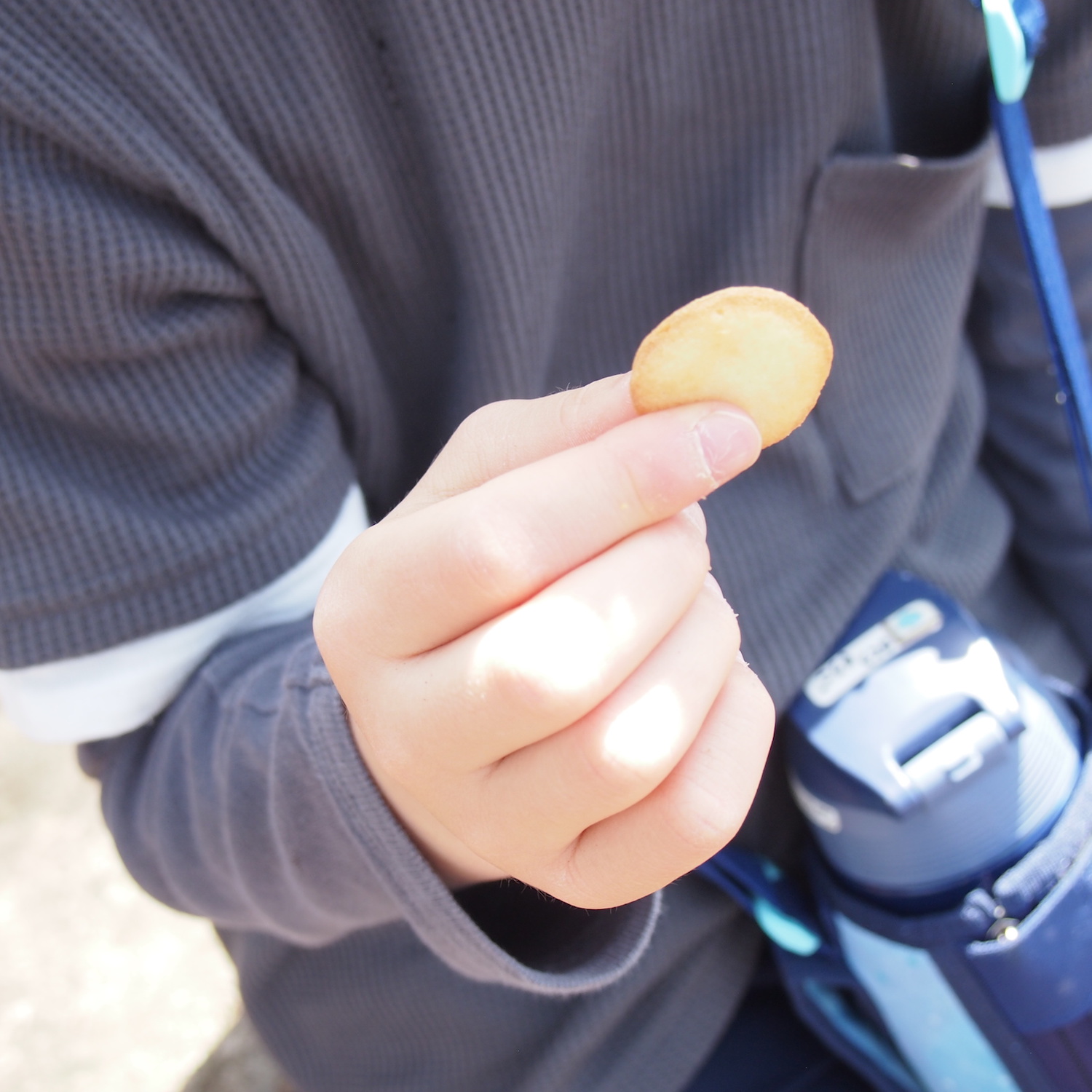 子どもがおやつを手に持っている