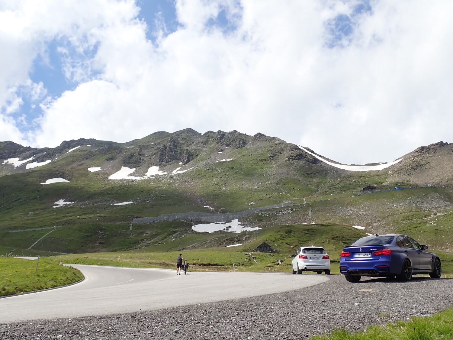 オーストリアの山岳道路とBMW