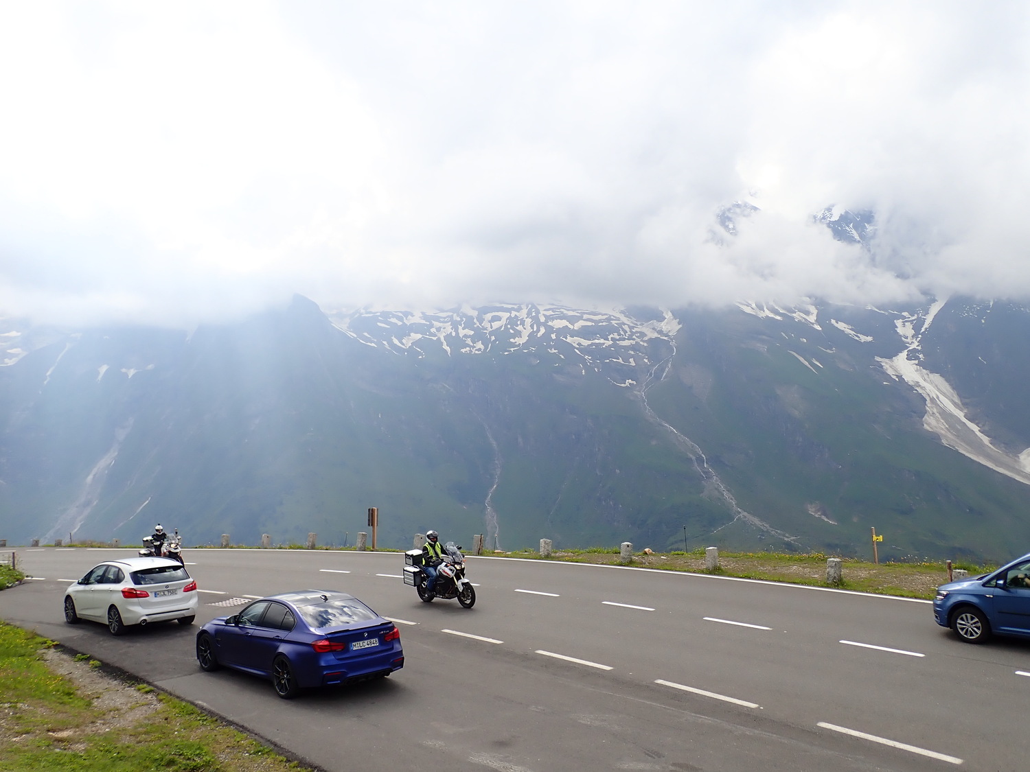 オーストリアの山岳道路とBMW