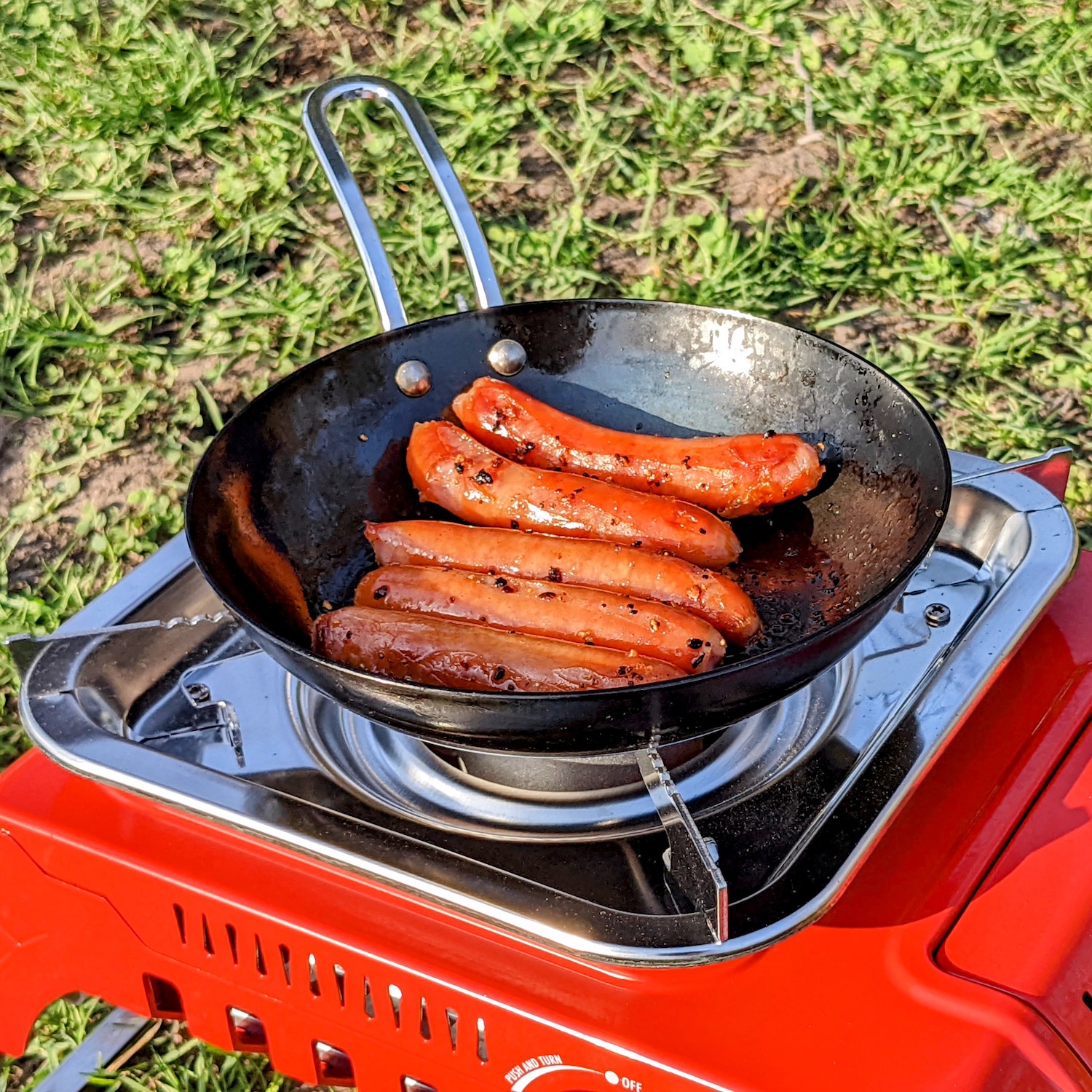 フライパンでウインナーを焼いている。