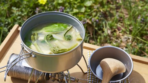 山菜料理のレパートリーにぜひ加えて！　ホタテ缶で作る「山菜みそスープ」【PR】