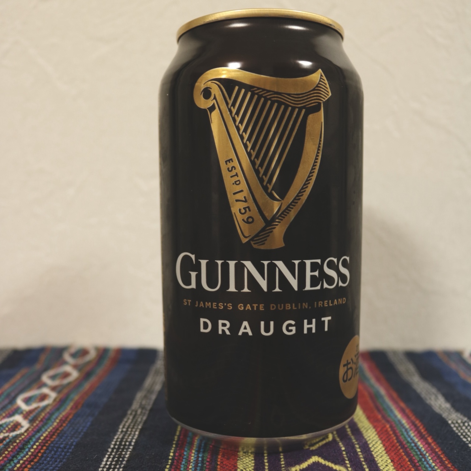 黒ビールの缶ビールが置かれている。