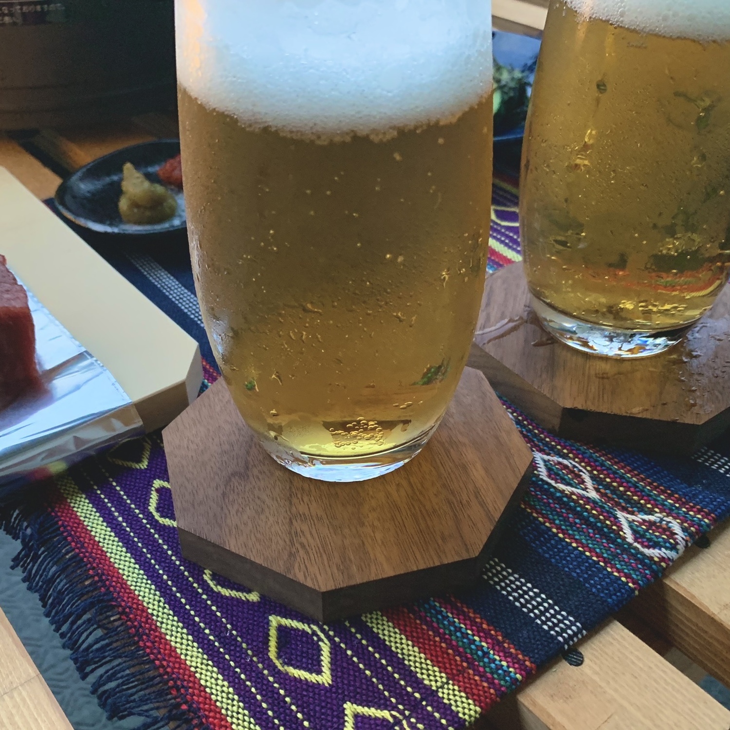 ビールが注がれたグラスが二つ並んでいる。