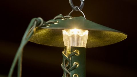 人気の小型LEDランタンは、革のシェードとカバーを着せるとかっこいいよ