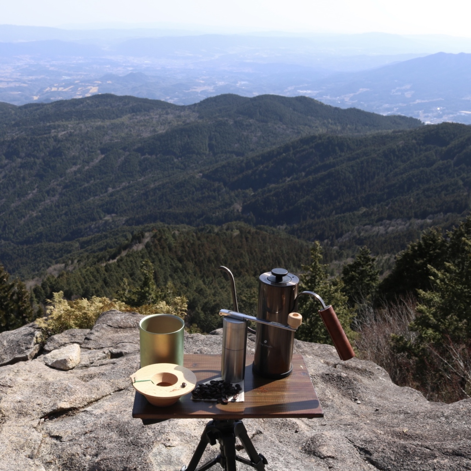 山頂にコーヒーセットが置かれている。