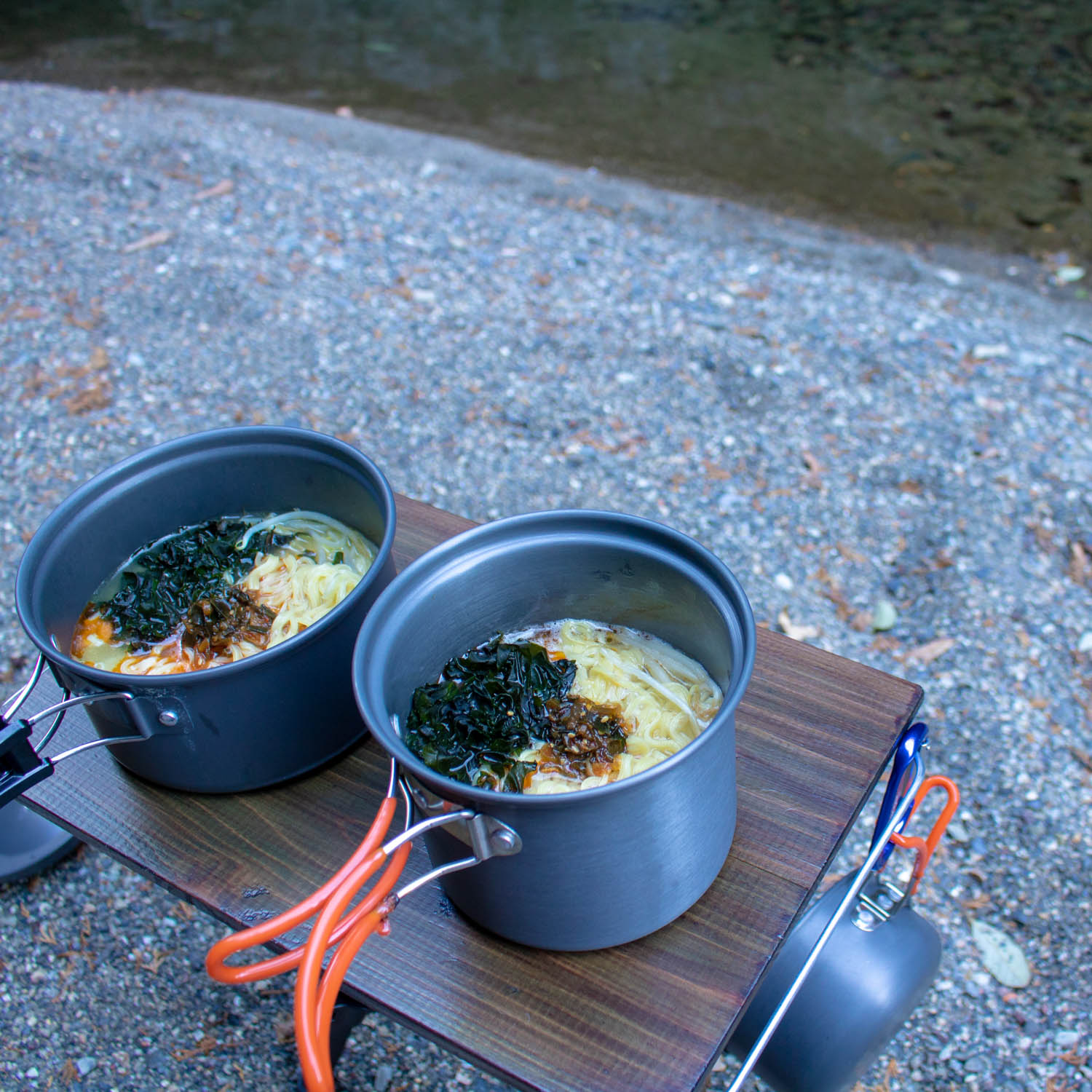 クッカーにラーメンが入っている。