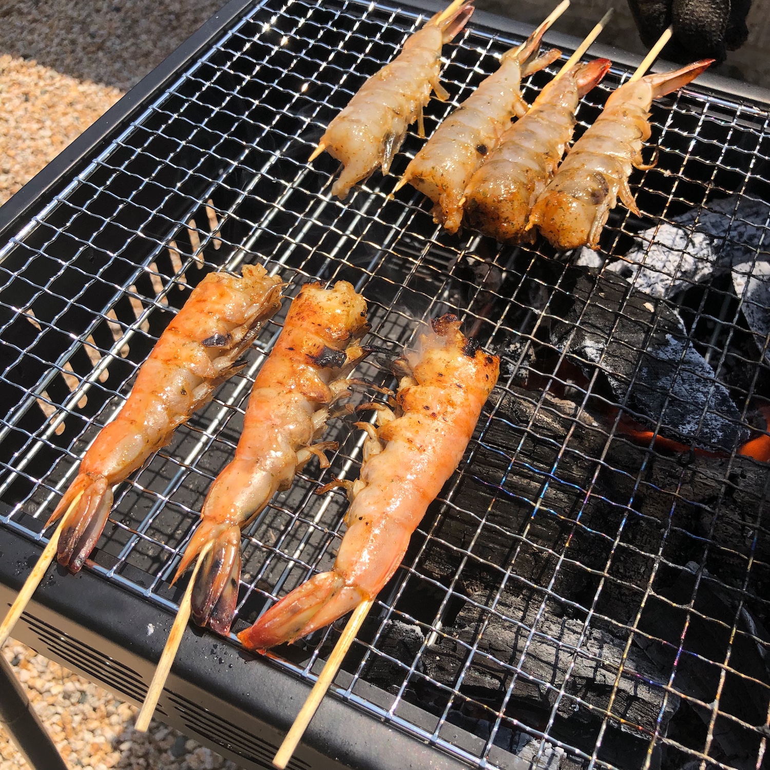 網の上で焼かれるエビ。