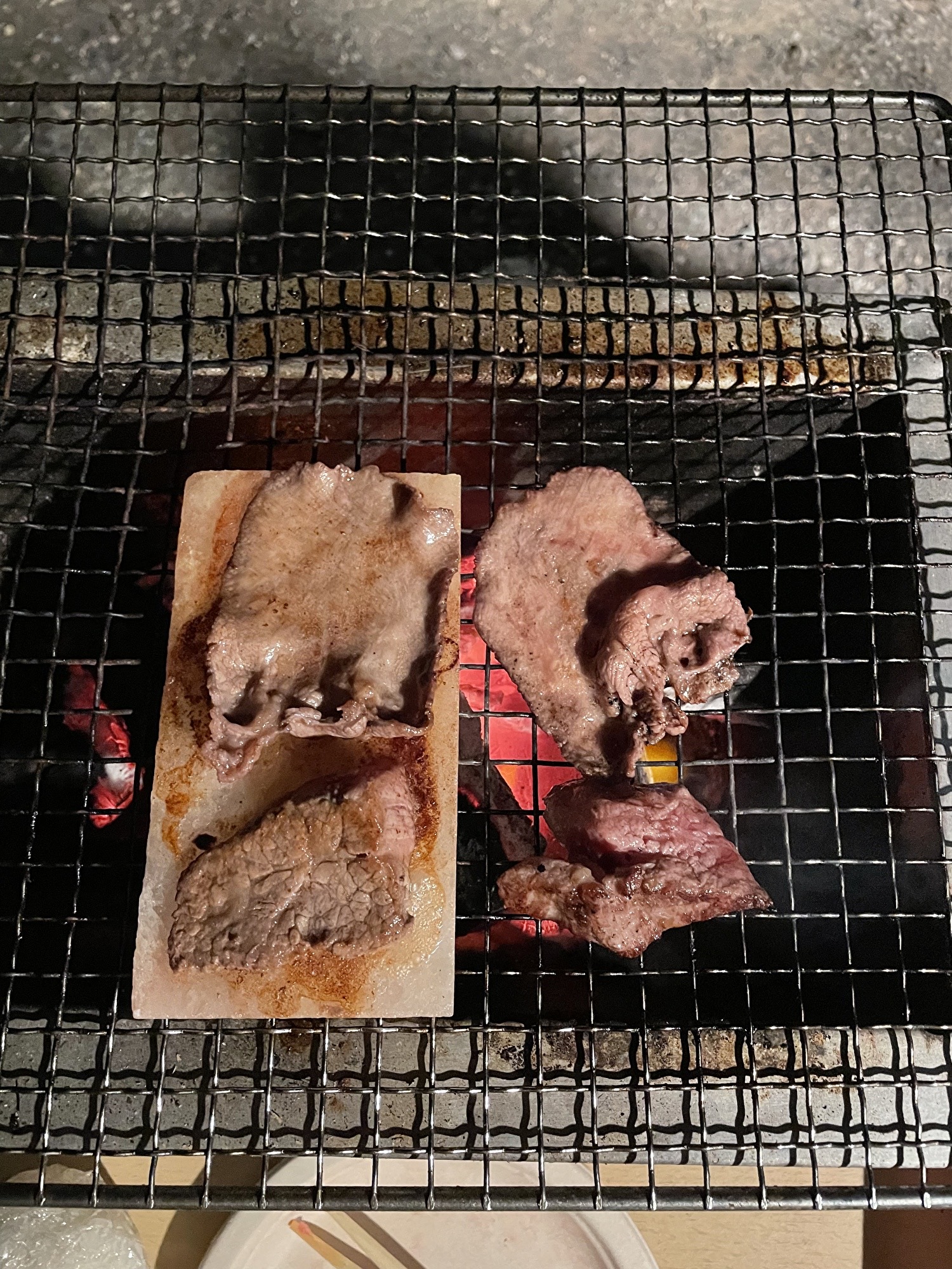 岩塩、網の上でお肉を焼いている写真