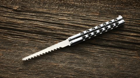 薪を「割る」より「切り揃えたい」ときってあるよね。ペン型の超小型ノコギリをどうぞ