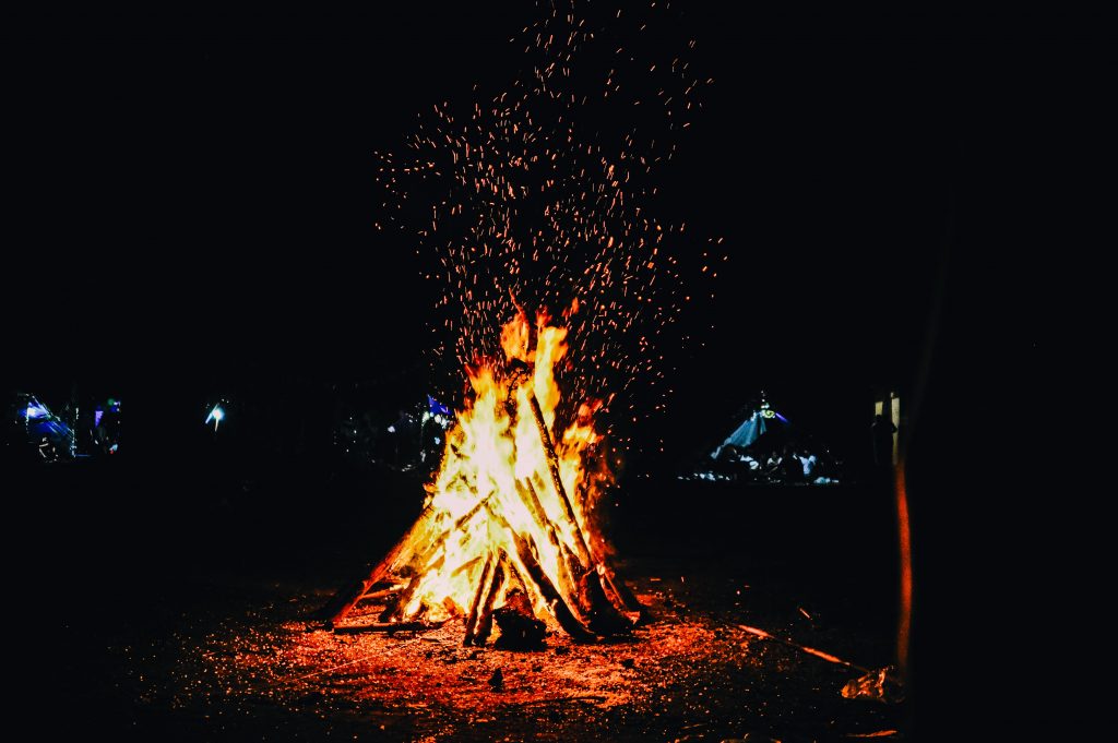 暗いキャンプ場での焚火
