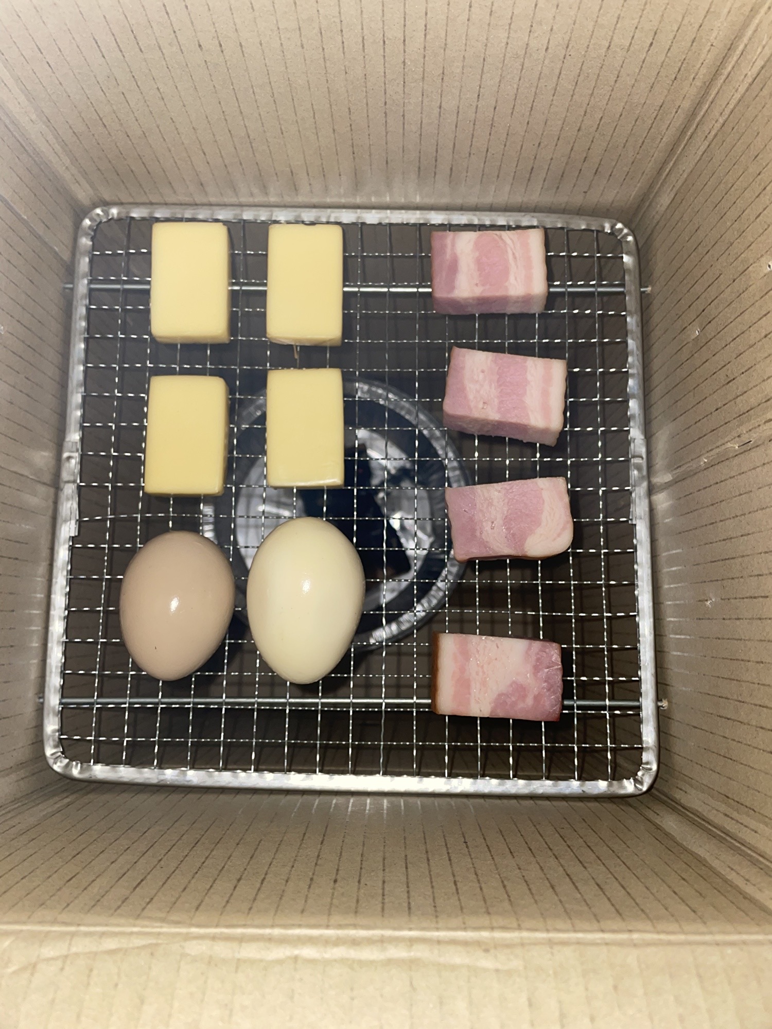 燻製用の食材を網に乗せている写真。