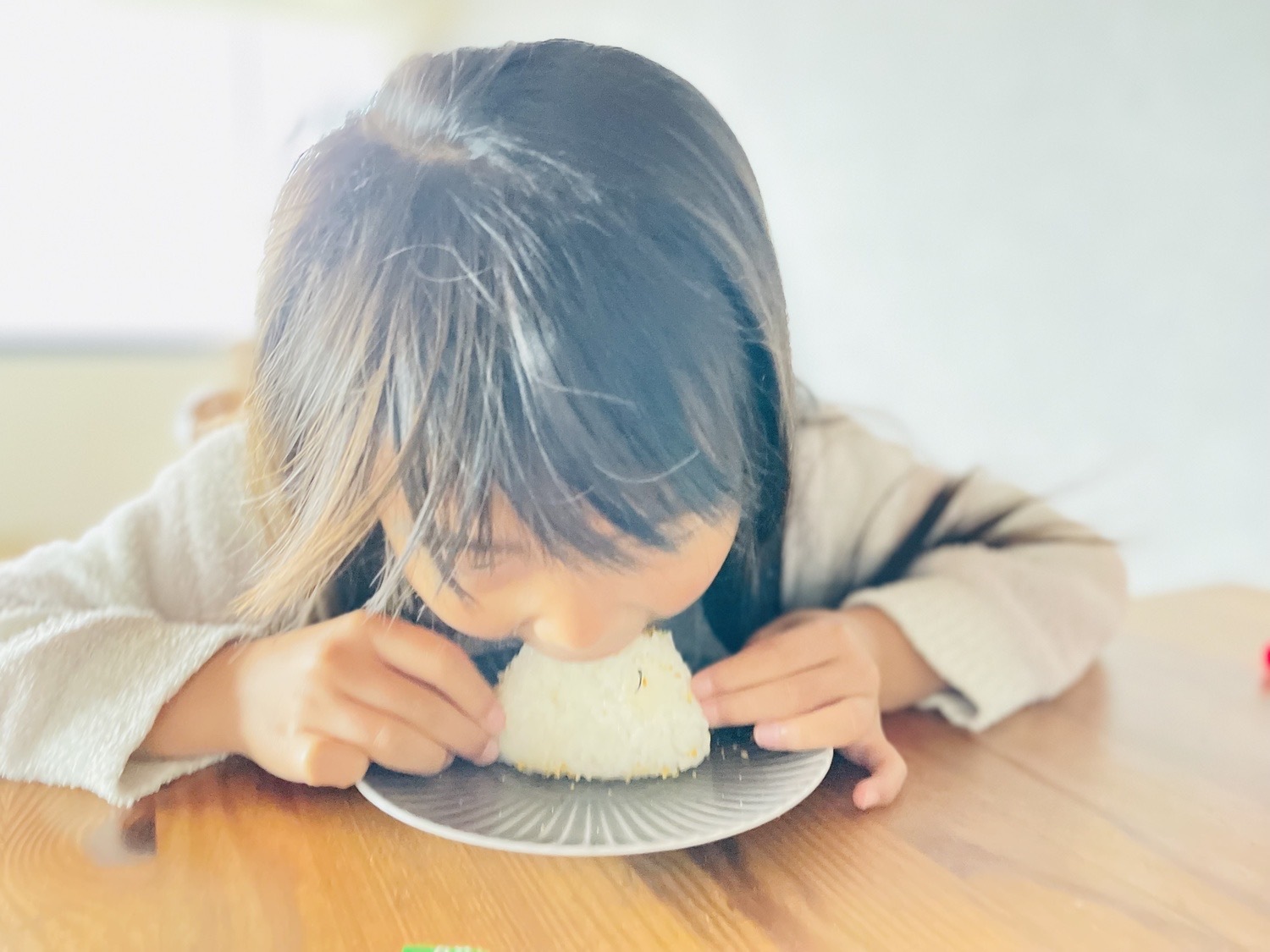 子供がおにぎりを食べている