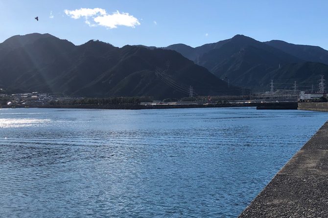 初心者がルアー釣りを楽しむには？「堤防釣り」のコツと道具の選び方