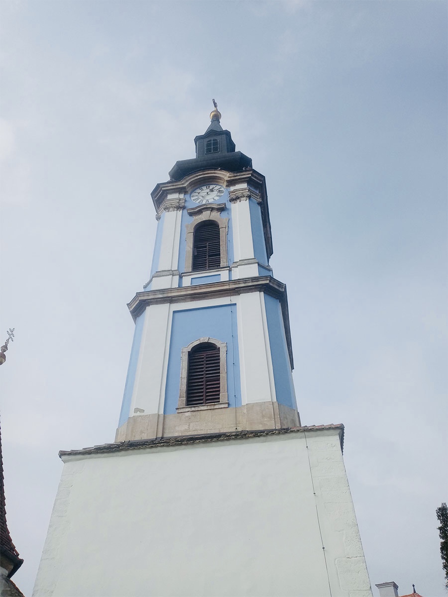 ラーツケベーの町の代表的な建物、青い教会